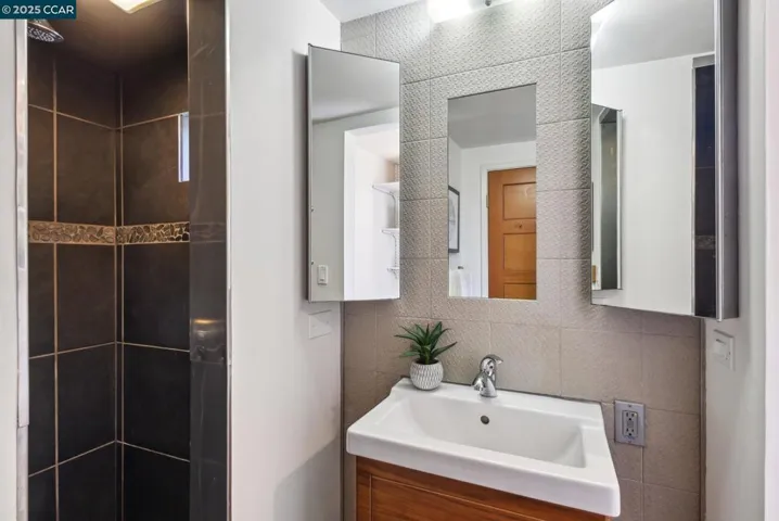 34 Las Palomas, Orinda, California 94563