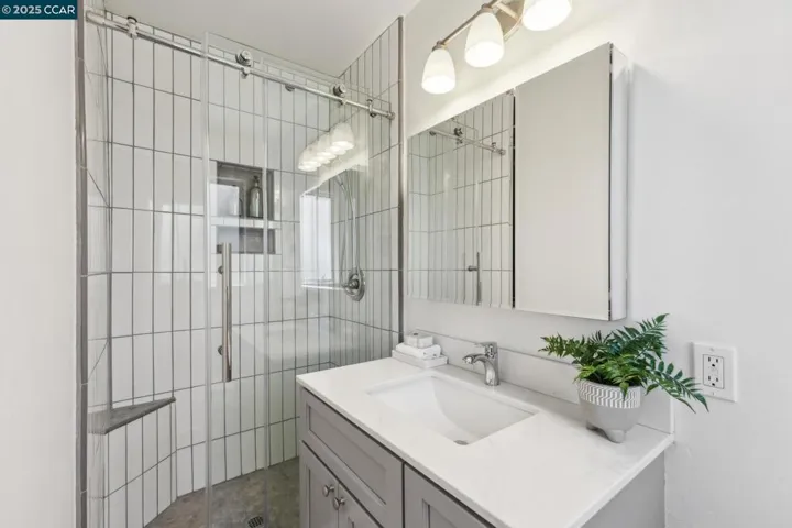 34 Las Palomas, Orinda, California 94563
