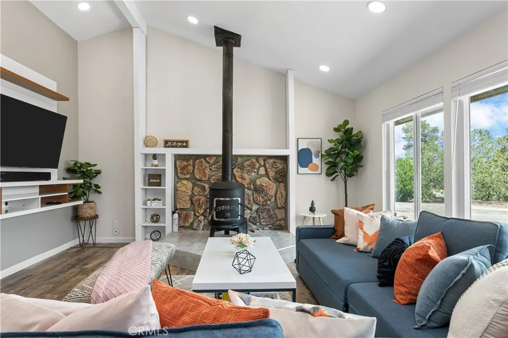 7090 Emerson Avenue, Yucca Valley, California 92284 home-pic-1