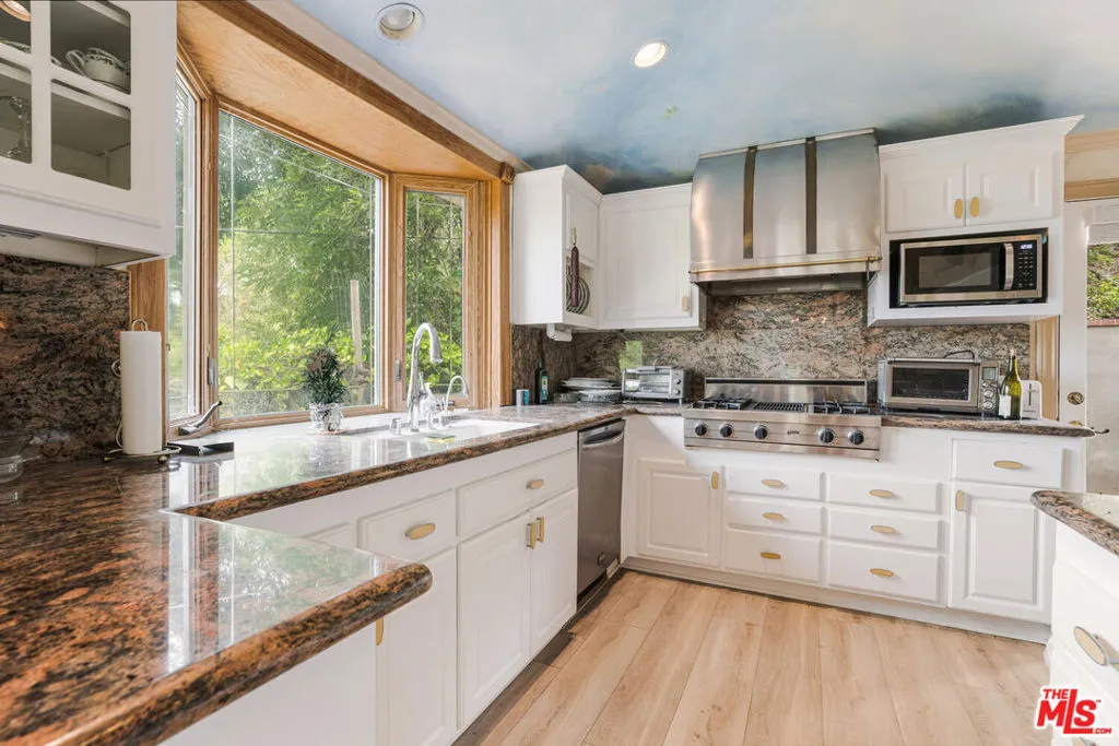 4904 Matula Drive, Tarzana, California 91356 home-pic-16