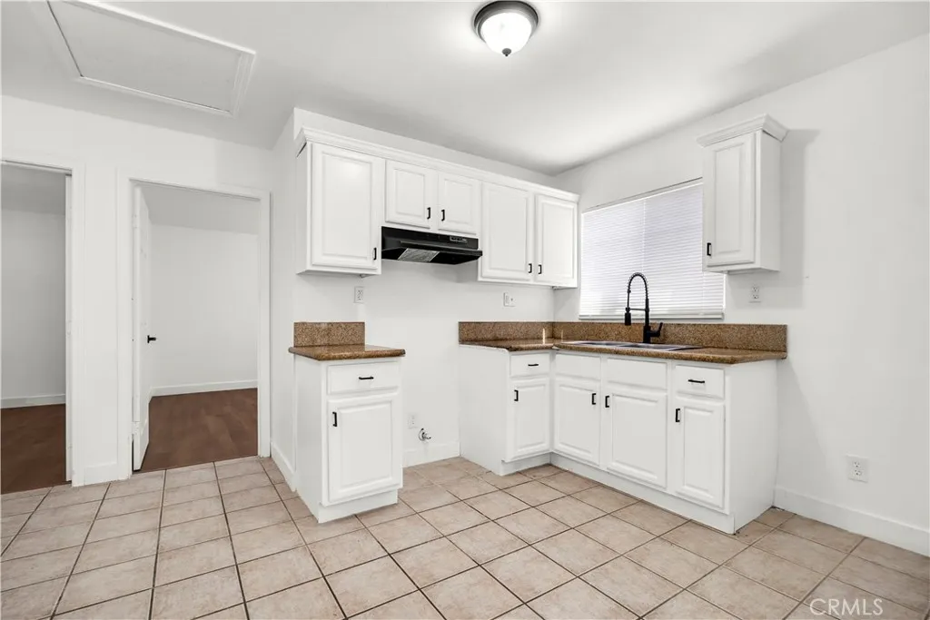 125 W Tichenor Street, Compton, California 90220 home-pic-0