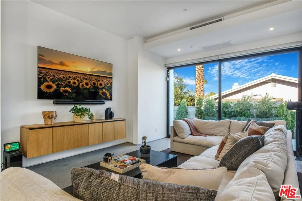 527 W Santa Catalina Road, Palm Springs, California 92262 home-pic-13