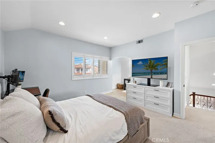 Generous sized primary bedroom ensuite with high ceilings.