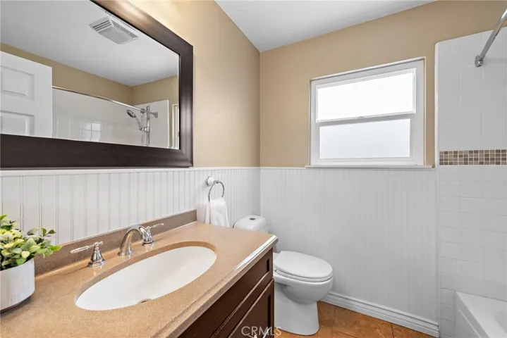 Upstairs full bathroom.