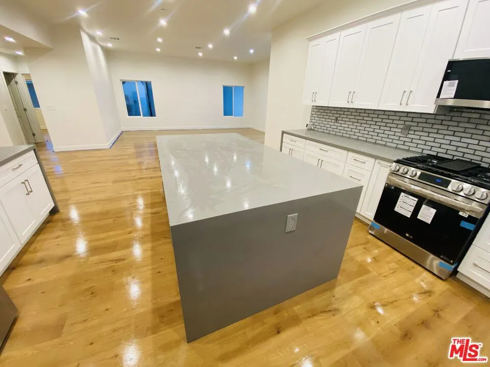 22656 Miranda Street, Woodland Hills, California 91367 home-pic-5