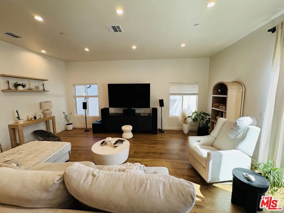 22656 Miranda Street, Woodland Hills, California 91367 home-pic-9