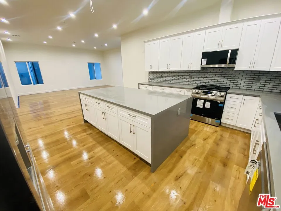 22656 Miranda Street, Woodland Hills, California 91367 home-pic-6