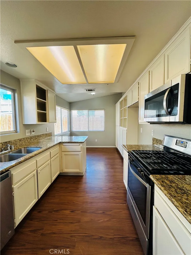 372 Via Capri, Hemet, California 92545 home-pic-8