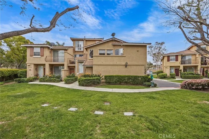 Greenbelt area in front of unit