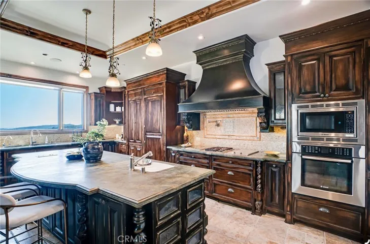 To many cooking  accessories to mention, come see them all on your tour