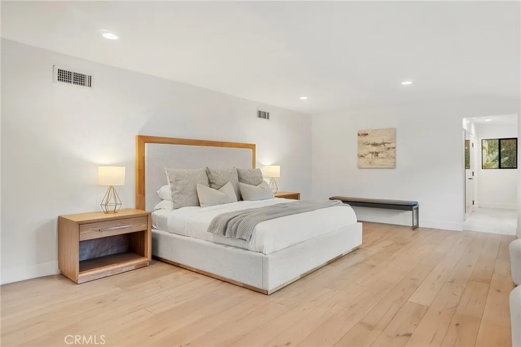 5265 Del Moreno Drive, Woodland Hills, California 91364 home-pic-33