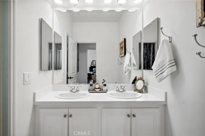 Secondary bath with dual vanities