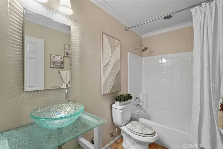 Downstairs full guest bathroom