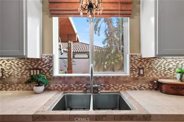 Sink area with bathsplash