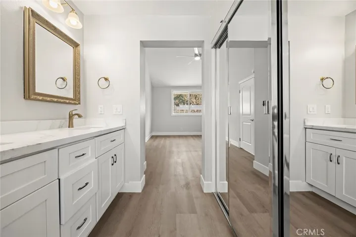 MASTER DRESSING AREA AND WALK IN CLOSET.
