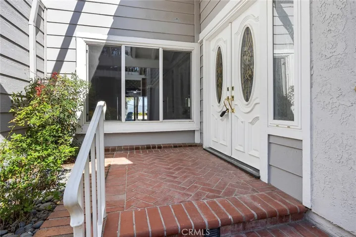 FRONT PORCH AND DOUBLE DOOR ENTRY.