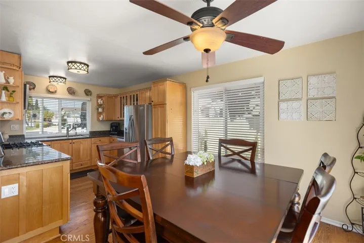 Kitchen & dining room.