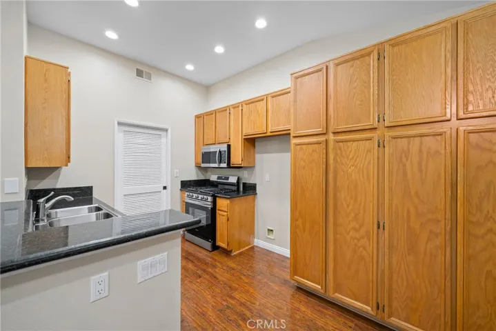 A perfect layout for cooking and entertaining with plenty of counter space.