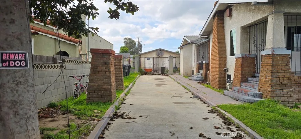 1526 W 105th Street, Los Angeles, California 90047 home-pic-4