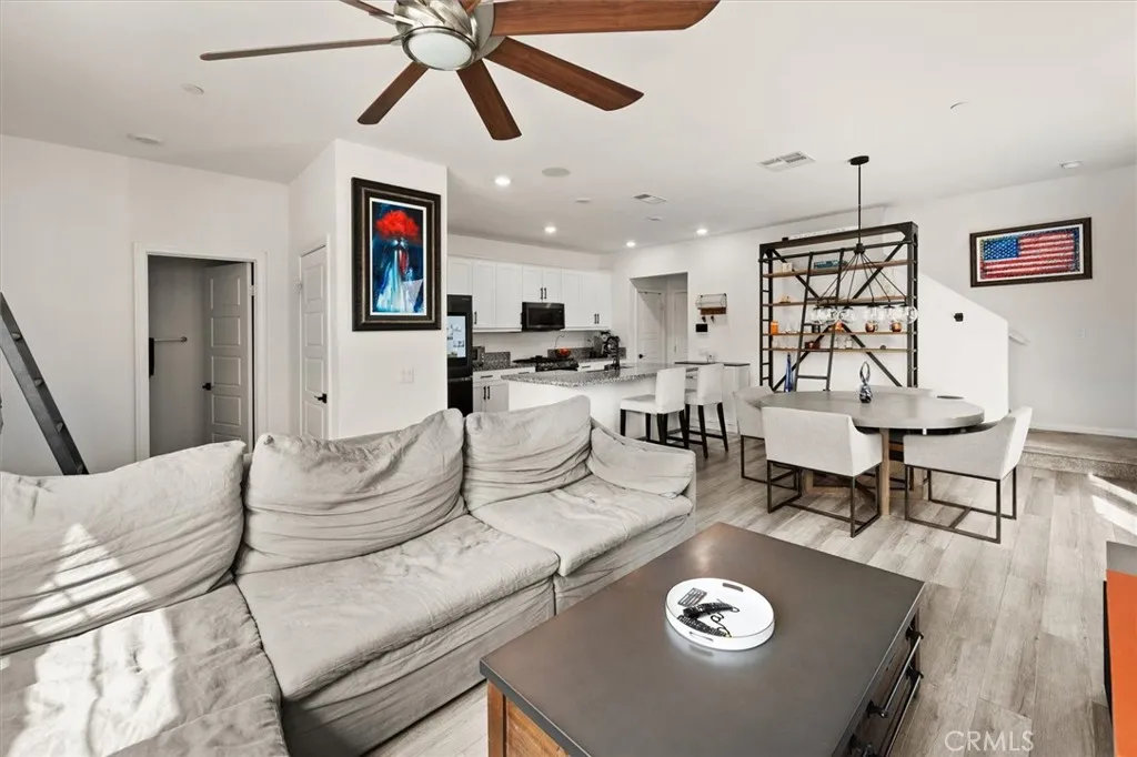 27556 Antelope Drive, Canyon Country, California 91387 home-pic-3