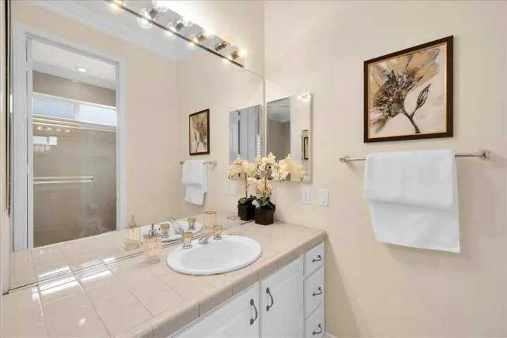 47620 Via Montigo - Second Bdrm Bath