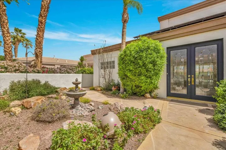 47620 Via Montigo - Front Courtyard