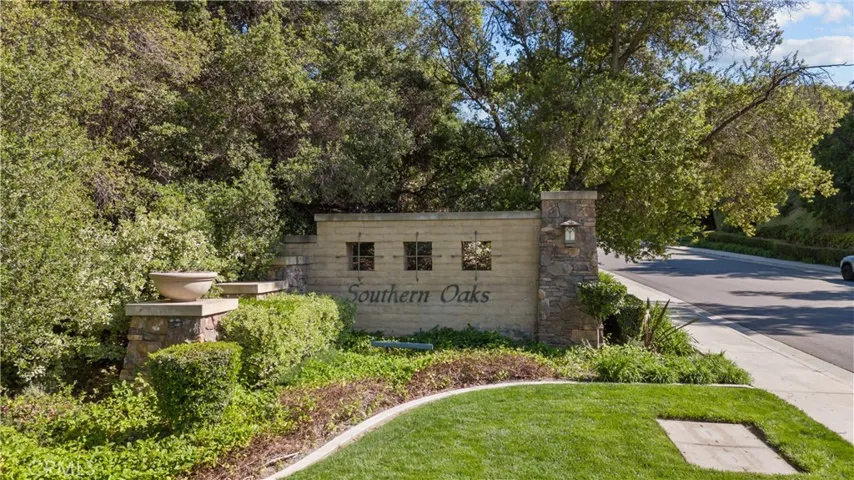 Prestigious Southern Oaks