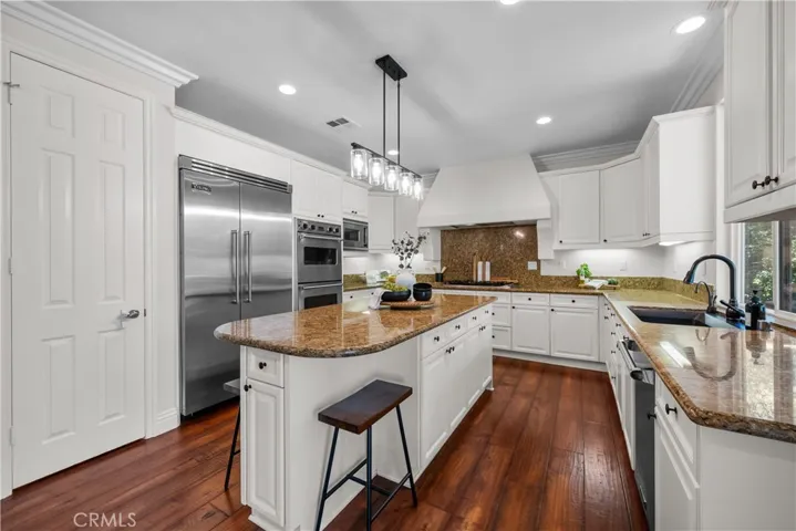 Luxurious Built-in Viking Appliances
