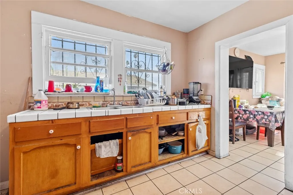 947 81, Los Angeles, California 90044 home-pic-9
