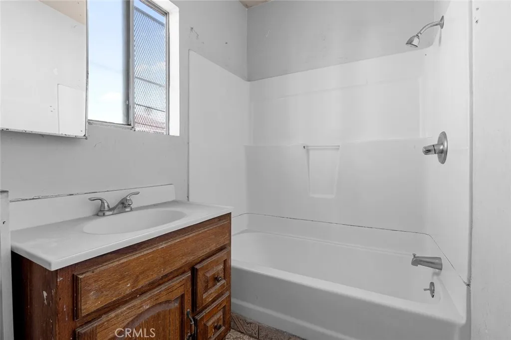 947 81, Los Angeles, California 90044 home-pic-15