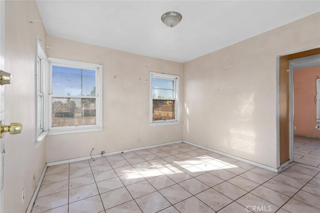 947 81, Los Angeles, California 90044 home-pic-11