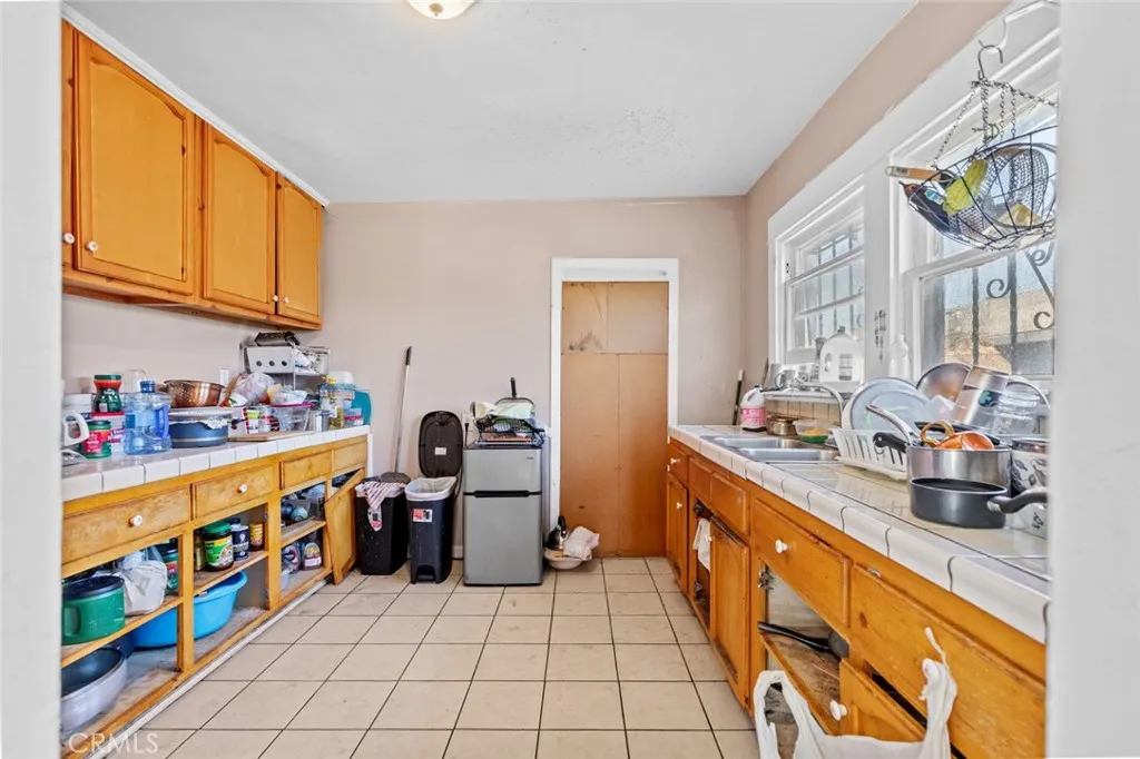 947 81, Los Angeles, California 90044 home-pic-10