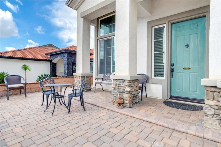 Front Patio w/ Pavers