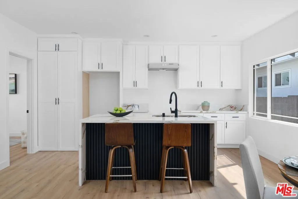 1050 W 48th Street, Los Angeles, California 90037 home-pic-3