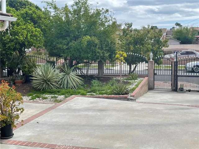 Front house Garden