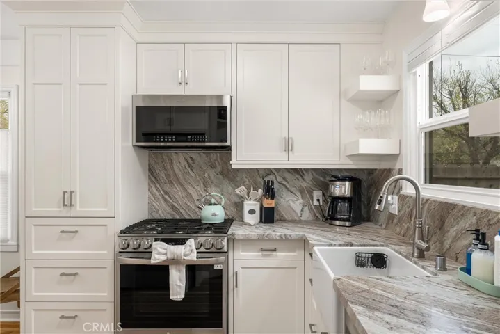 Updaged kitchen, farm sink, dishwasher, softclose cabinets/drawers
