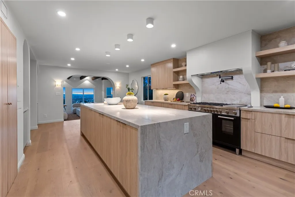 8300 Grand View Drive, Los Angeles, California 90046 home-pic-11