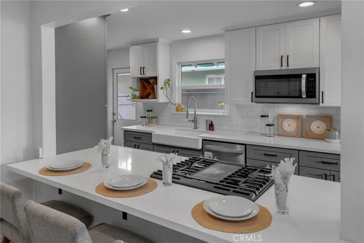 Kitchen and Breakfast Bar
