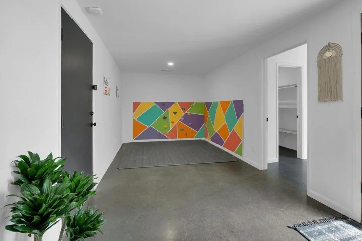 extra dinning area/office