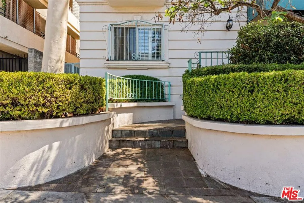 1342 N Sierra Bonita Avenue 102, West Hollywood, California 90046 home-pic-3