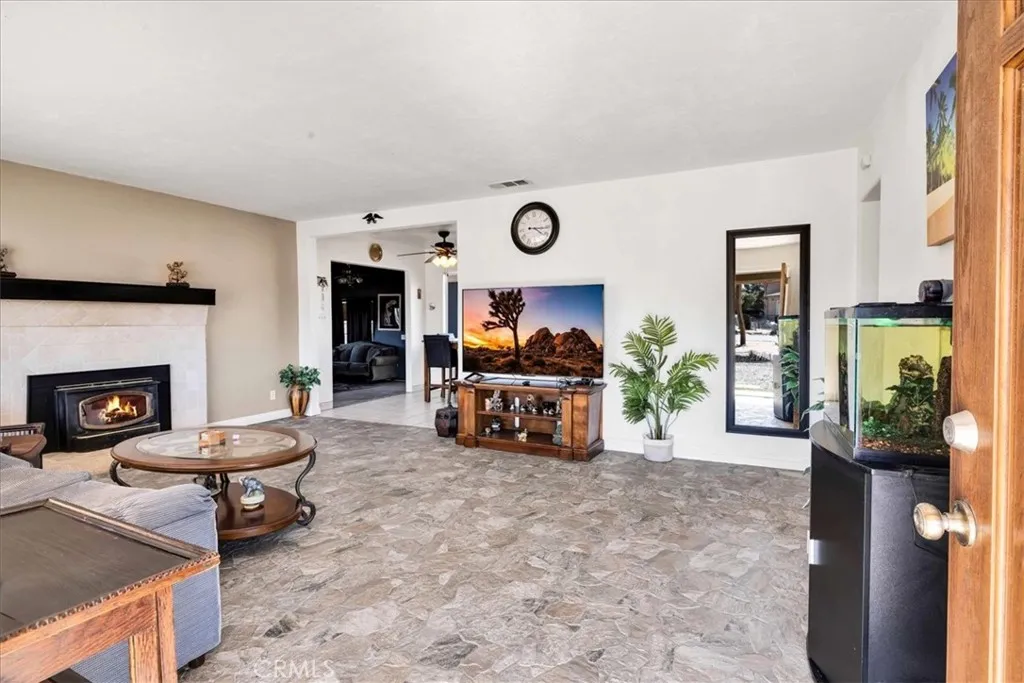 7341 Joshua View Drive, Yucca Valley, California 92284 home-pic-2