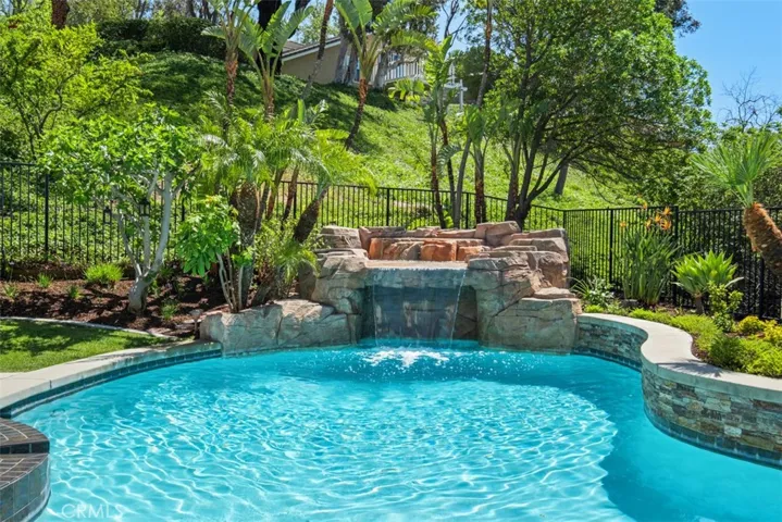 1039 S Road Runner Road, Anaheim Hills, California 92807