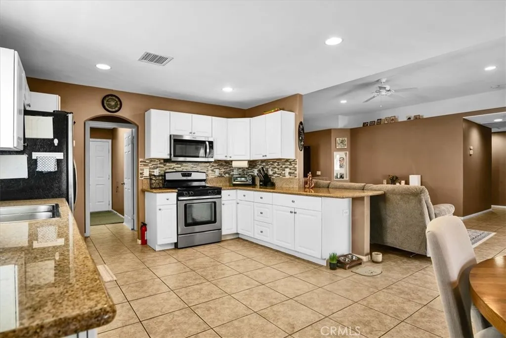 7018 El Sol Avenue, 29 Palms, California 92277 home-pic-8