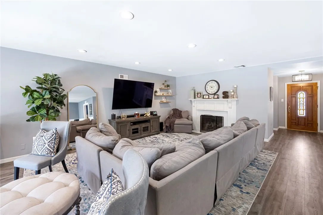 942 University Avenue, Burbank, California 91504 home-pic-4