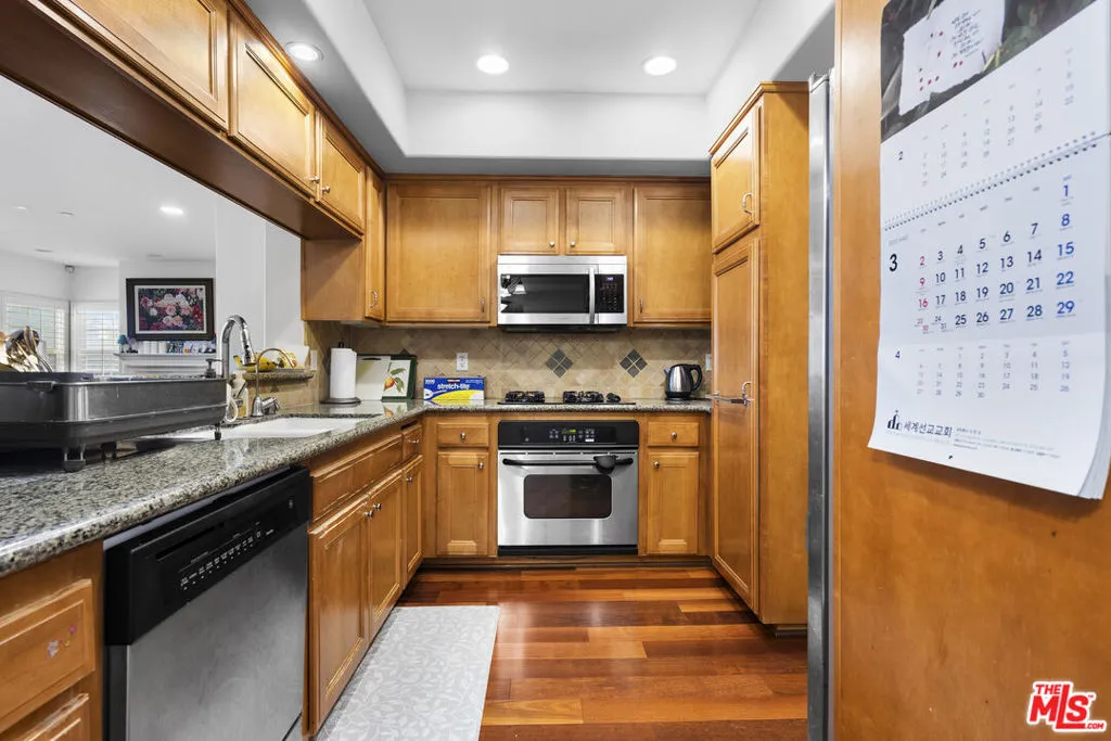 616 S Wilton Place 201, Los Angeles, California 90005 home-pic-4