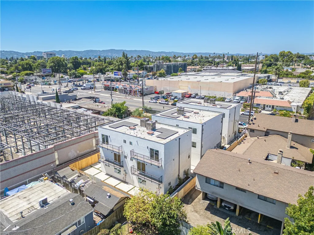 6830 Hazeltine Avenue, Van Nuys, California 91405 home-pic-6