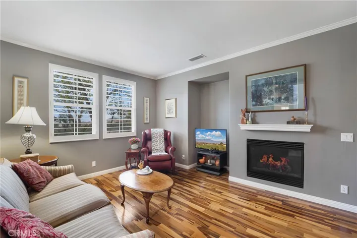 The living room offers a warm and inviting decor with​​‌​​​​‌​​‌‌​​‌​​​‌‌​​​‌​​‌‌​​‌‌​​‌‌​​​​ views.