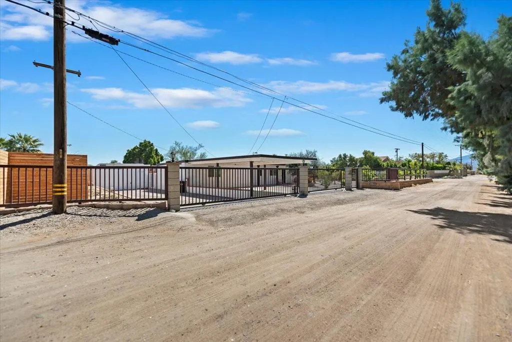 32300 Shadow Mountain Lane, Thousand Palms, California 92276 home-pic-5