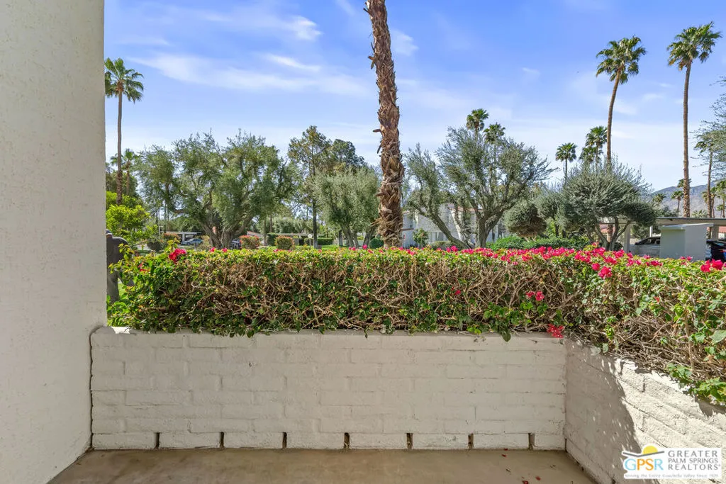 2530 N Whitewater Club Drive D, Palm Springs, California 92262 home-pic-32