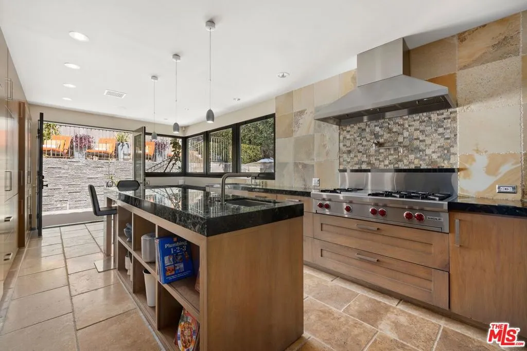 3300 N Knoll Drive, Los Angeles, California 90068 home-pic-12